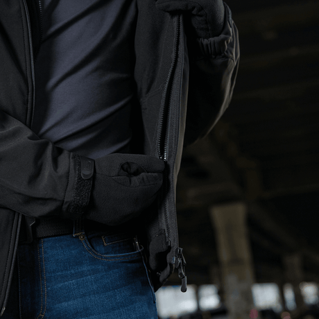 M-Tac Soft Shell Jakke med Liner med aftagelig fleecefoer, der viser indvendig lynlås og detaljer, designet til dårlig vejrbeskyttelse.