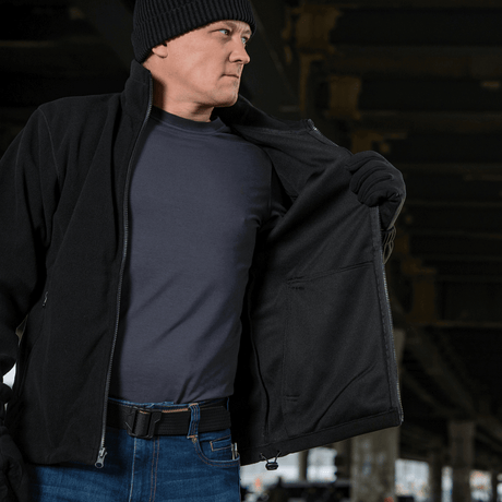 Mand iført M-Tac Soft Shell Jakke med Liner, viser aftageligt fleecefoer