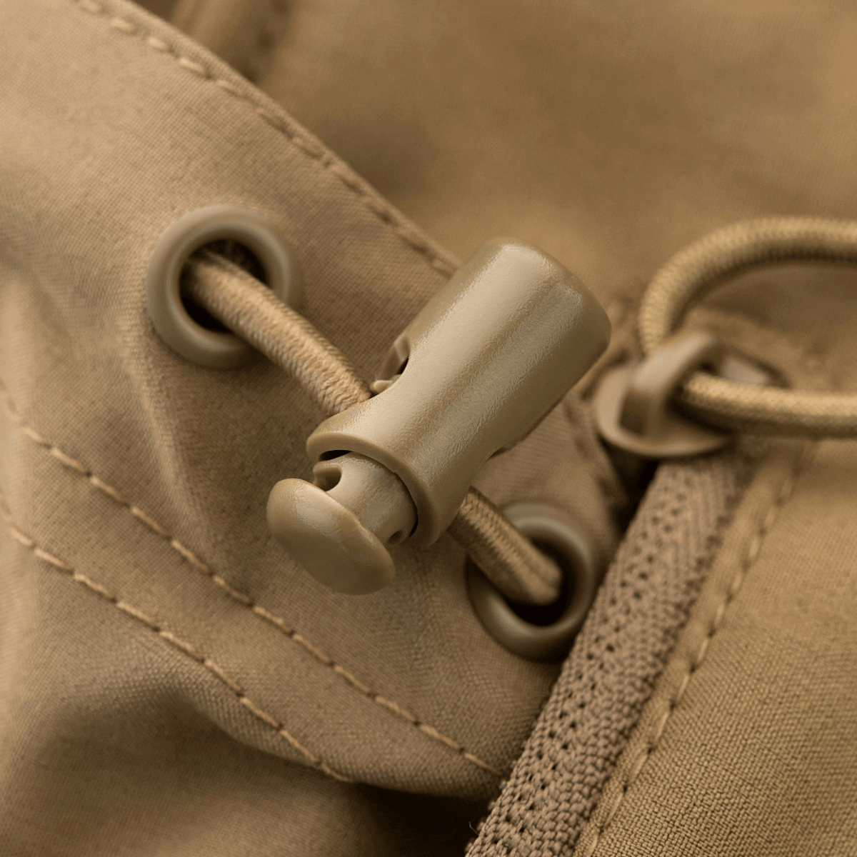 Detalje af M-Tac Soft Shell Jakke med Liner viser justerbar snøre og robust lynlåsdesign i beige farve.