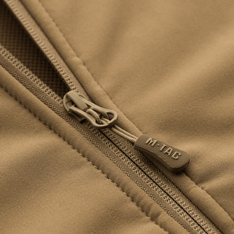 Nærbillede af lynlås detalje på M-Tac Soft Shell Jakke med Liner, der viser jakkenes holdbare konstruktion og design.