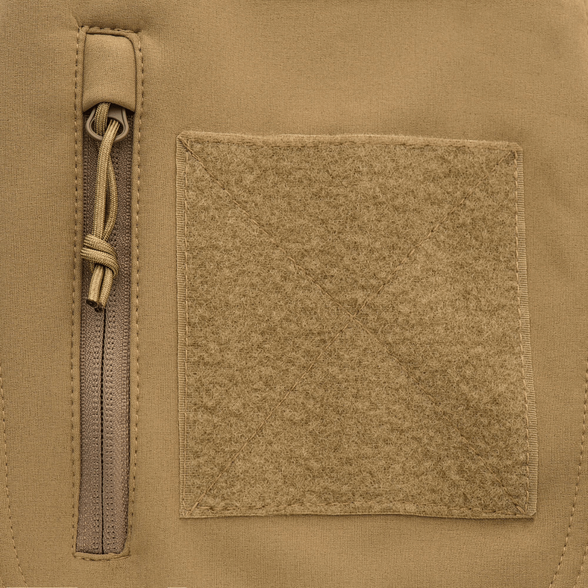 Detalje af M-Tac Soft Shell Jakke med Liner med lynlåslomme og teksturgreb.