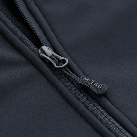 Nærbillede af lynlås på M-Tac Soft Shell Jakke med Liner, viser kvalitetsmateriale og håndværk