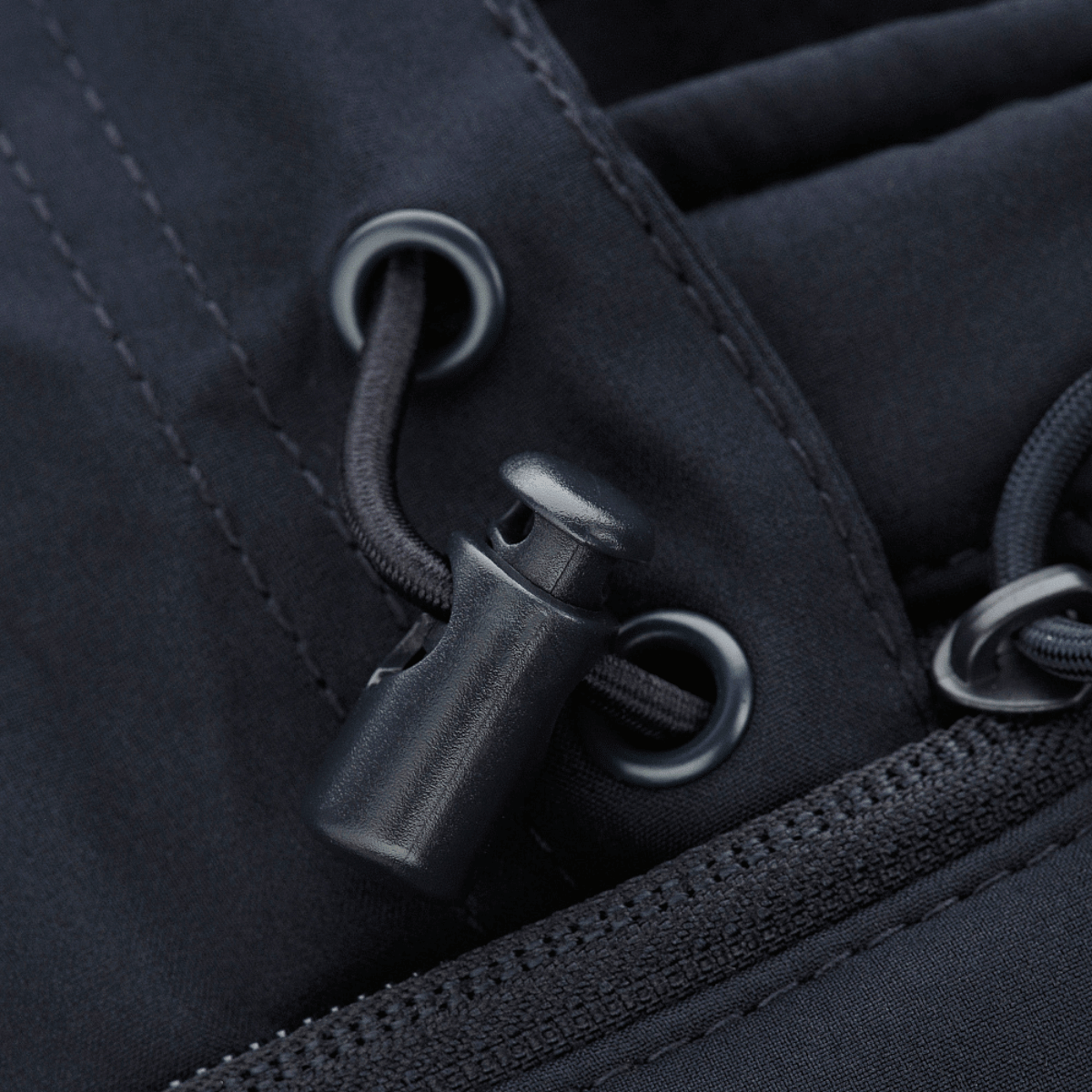 Lukningsdetaljer på M-Tac Soft Shell Jakke med Liner, der fremhæver det lette design og vejrbeskyttelse.