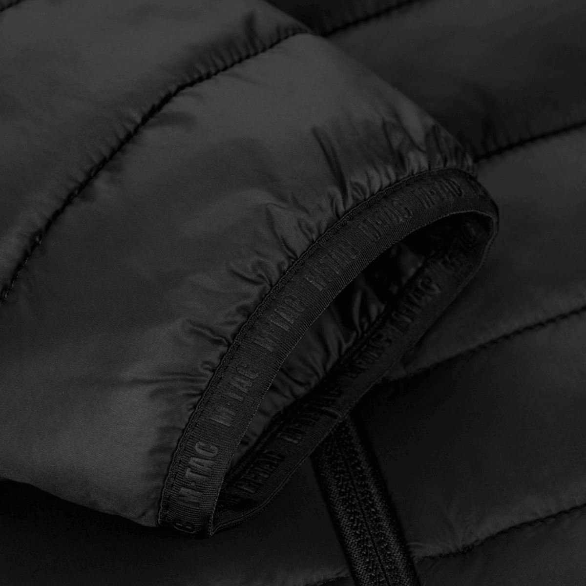 Sort ærme på M-Tac Stalker Gen. III Primaloft Jakke med tætning, viser detaljerne i det praktiske minimalistiske design.