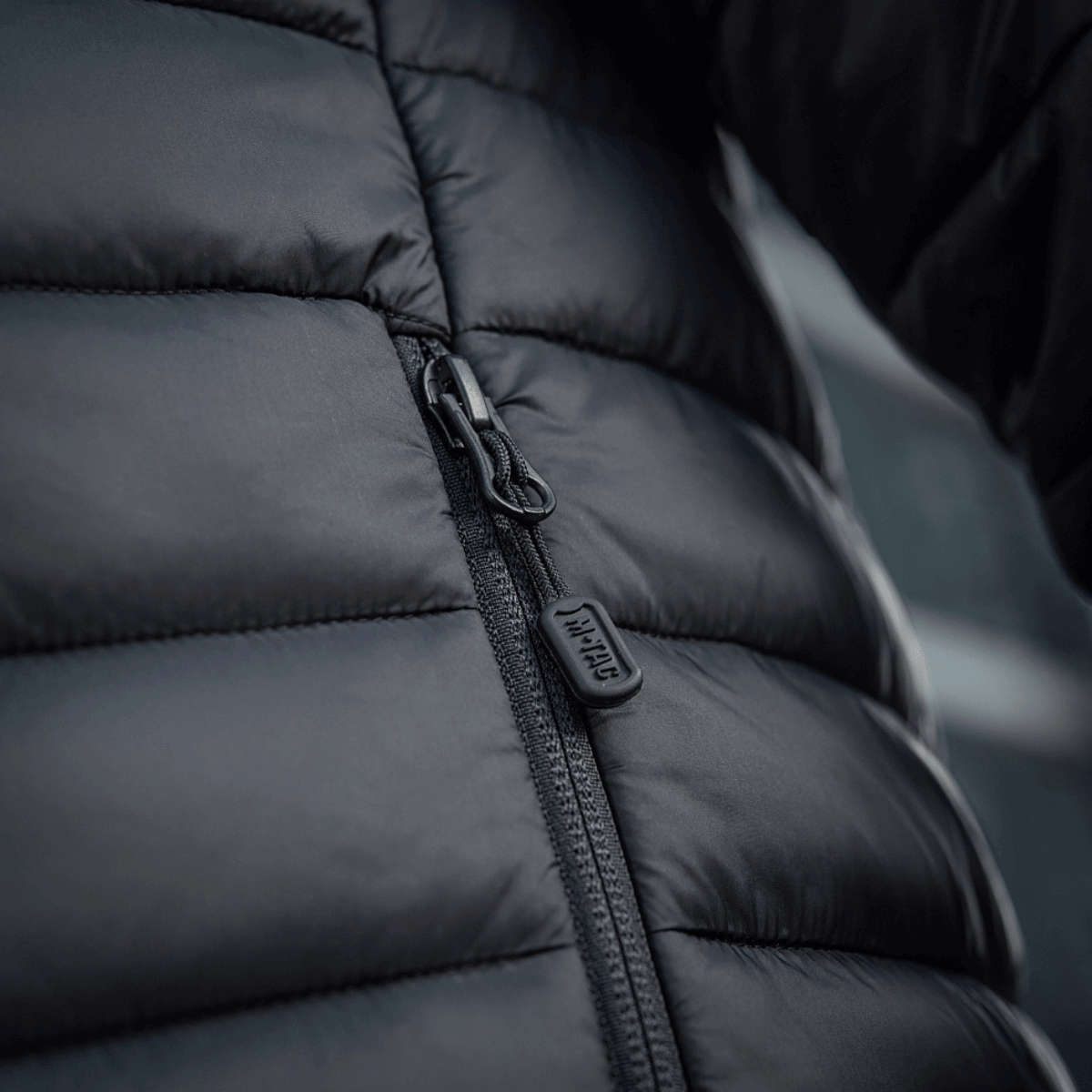 Nærbillede af lynlåsen på M-Tac Stalker Gen. III Primaloft Jakke viser detaljerne i det minimalistiske design og kvalitet.