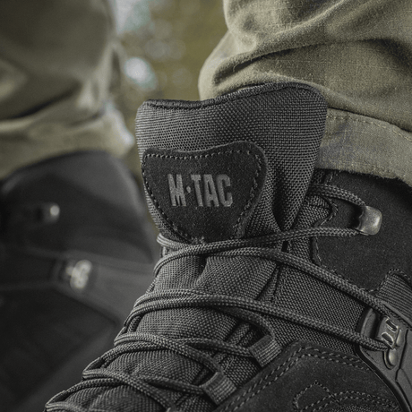 M-Tac Taktiske Sæsonstøvler i sort læder til udendørs brug, detaljebillede af snørebånd og logo.