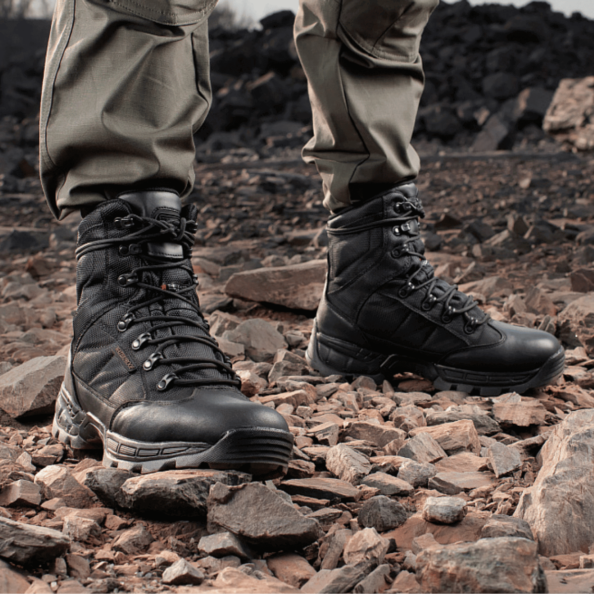 M-Tac Vinter Taktiske Støvler Thinsulate på stenede underlag, designet til ekstrem kulde med hurtigt snøresystem og robust greb.