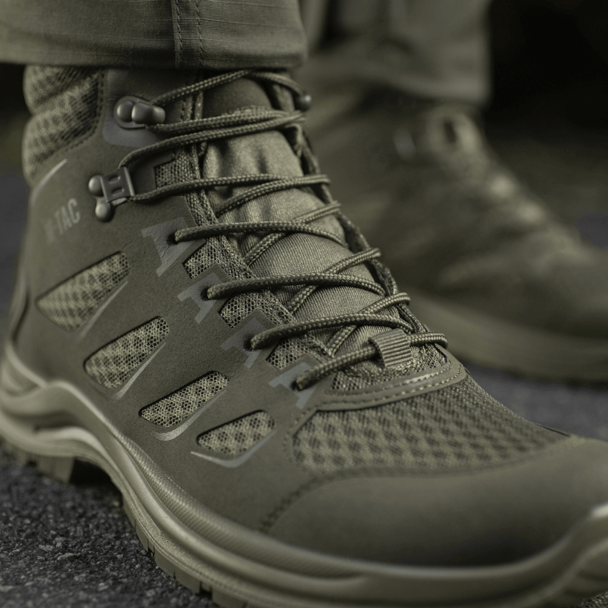 M-Tac Taktiske Sommerstøvler Iva i åndbart mesh og syntetisk nubuck, designet til komfort under varme forhold og terrænvandring.