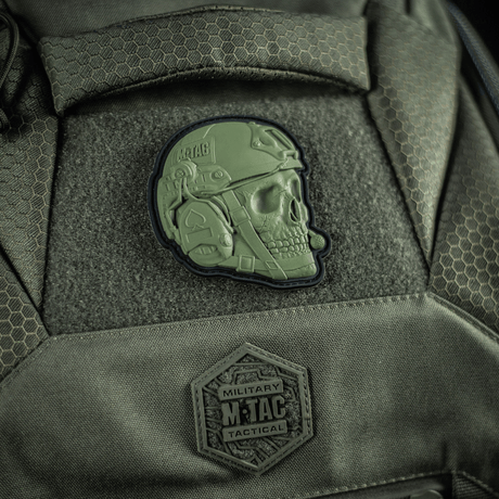 M-Tac Patch Operator 3D PVC på taktisk rygsæk med Velcro fastgørelse, realistisk design, 6 x 7 cm i PVC materiale.