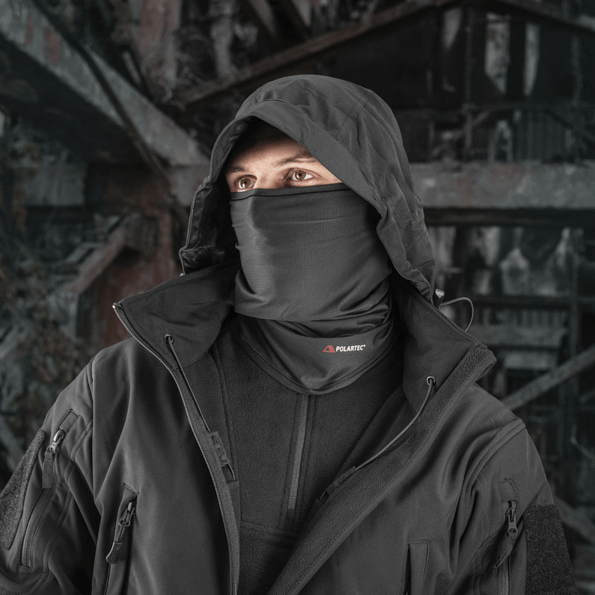 Mand iført M-Tac Polartec Vent Tube Scarf til beskyttelse mod vind og kulde, perfekt til udendørs aktiviteter i vintervejr.