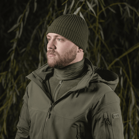 Mand iført M-Tac Polartec Vent Tube Scarf i skovmiljø