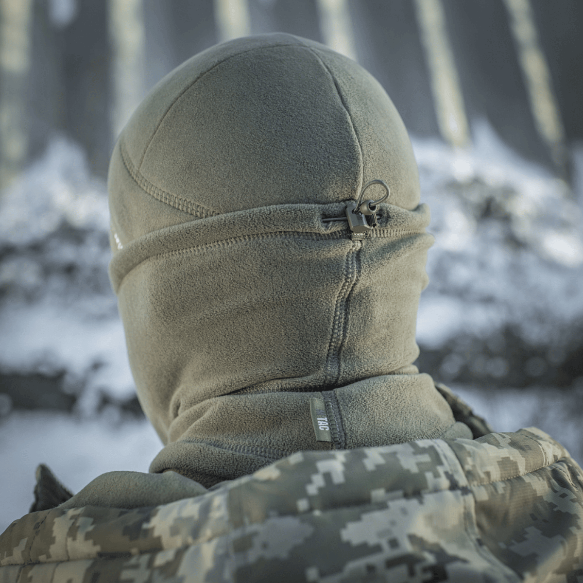 M-Tac Anatomisk Tube Scarf med Snor Polartec i brug som ansigtsmaske, beskytter mod vinterkulde i udendørs miljø.