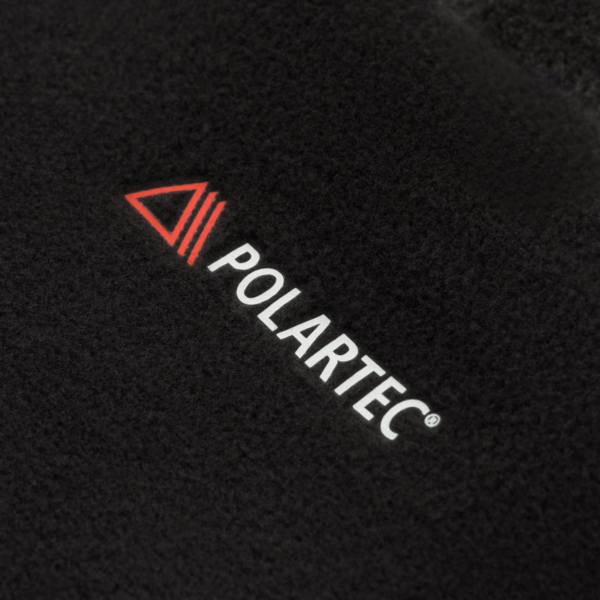 M-Tac Anatomisk Tube Scarf med Snor Polartec fremstillet af Polartec Micro Series fleece, vises tæt på med Polartec logo.