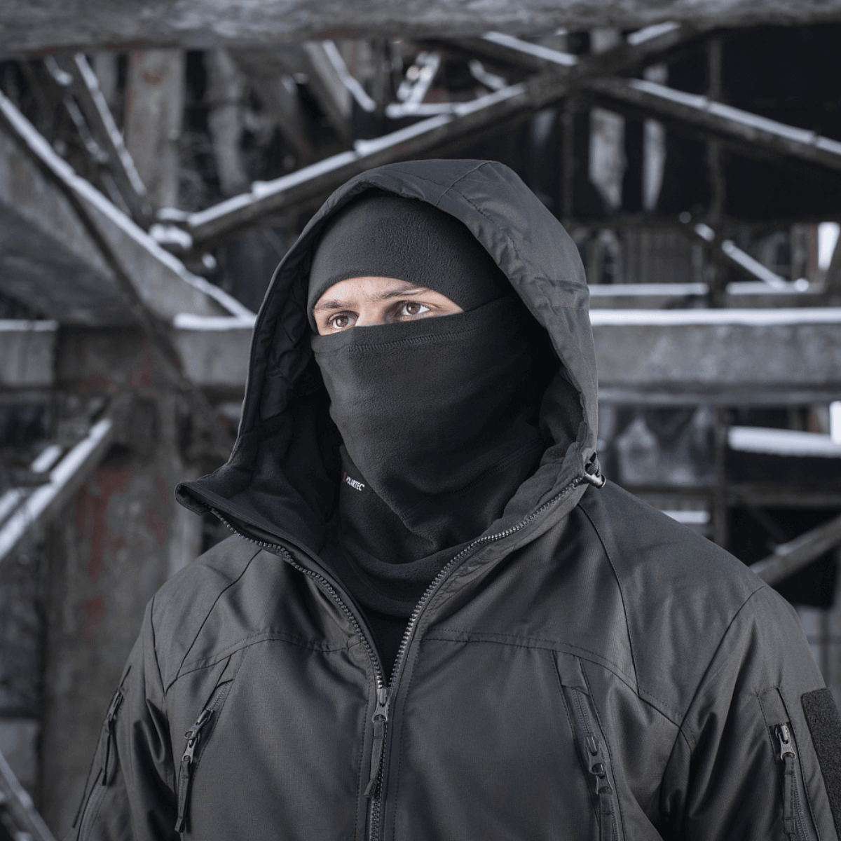 Person iført M-Tac Anatomisk Tube Scarf med Snor Polartec i et vinterlandskab