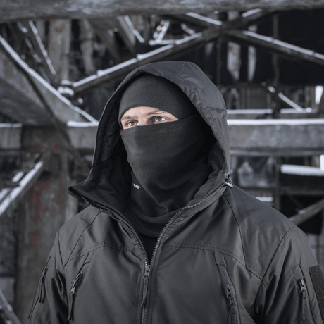 Person iført M-Tac Anatomisk Tube Scarf med Snor Polartec i et vinterlandskab