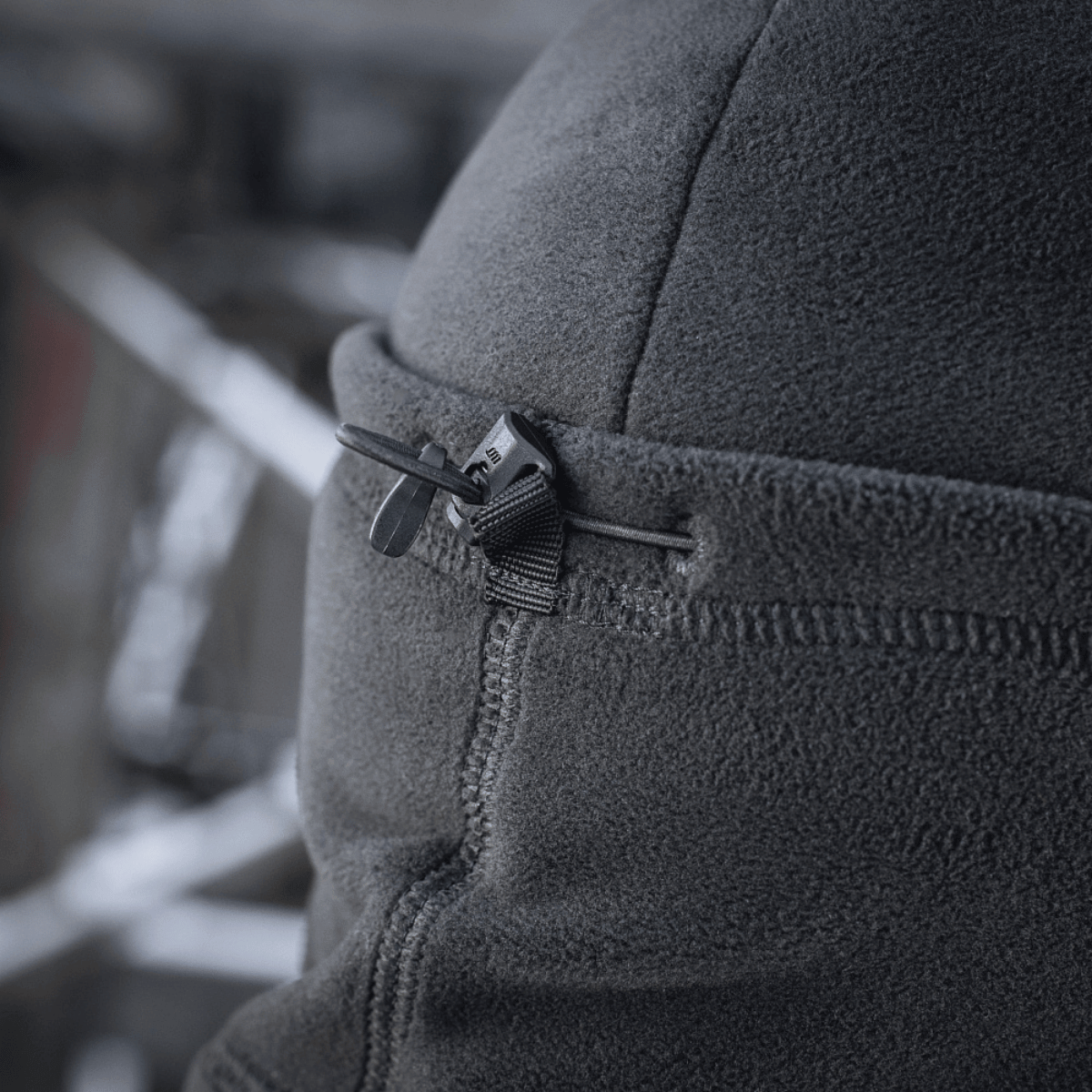 M-Tac Anatomisk Tube Scarf med Snor Polartec i slidstærkt fleece, viser nærbillede af snorlukning for justerbar komfort.