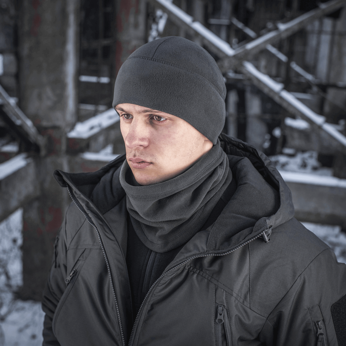 Mand iført M-Tac Anatomisk Tube Scarf med Snor Polartec i urbant miljø, beskytter mod vind og kulde, lavet af Polartec fleece