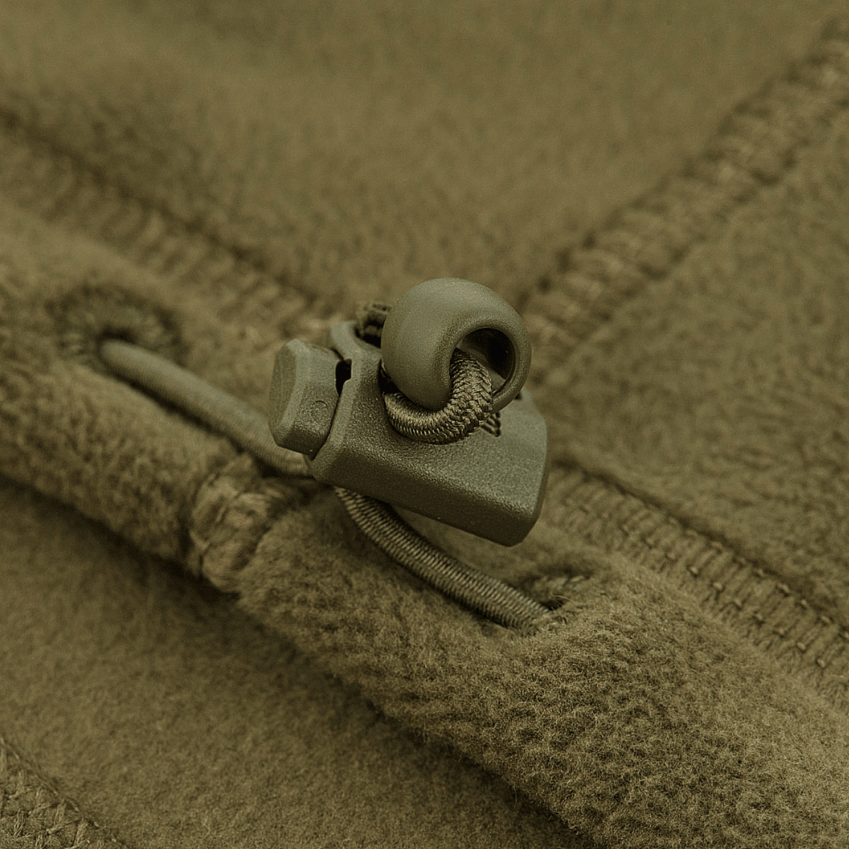 Nærbillede af M-Tac Anatomisk Tube Scarf med Snor Polartec i fleecemateriale med justerbar snor og holdbar syning