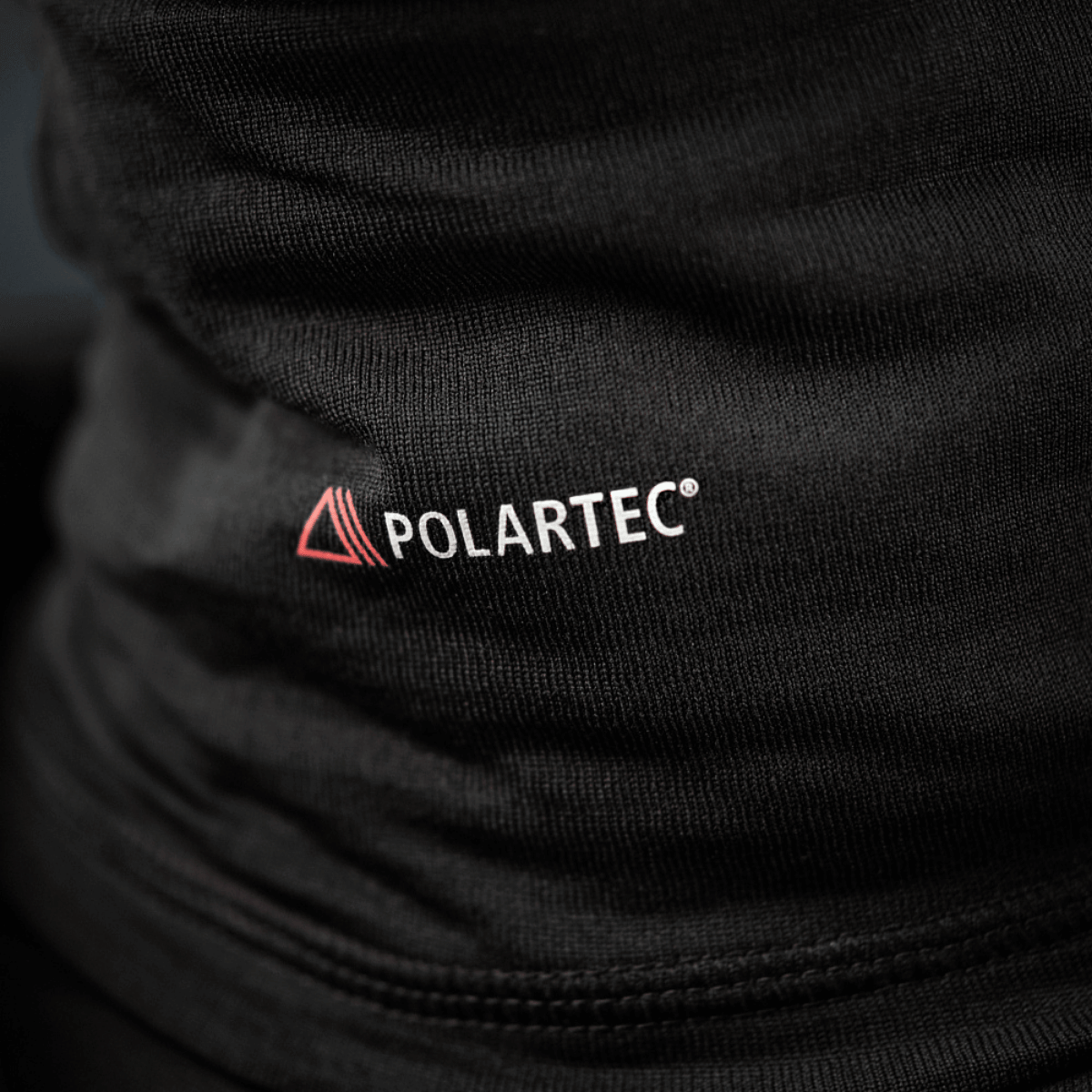 M-Tac Tube Scarf Polartec Power Grid i sort Polartec® stof, nærbillede af fleecens struktur og logo.