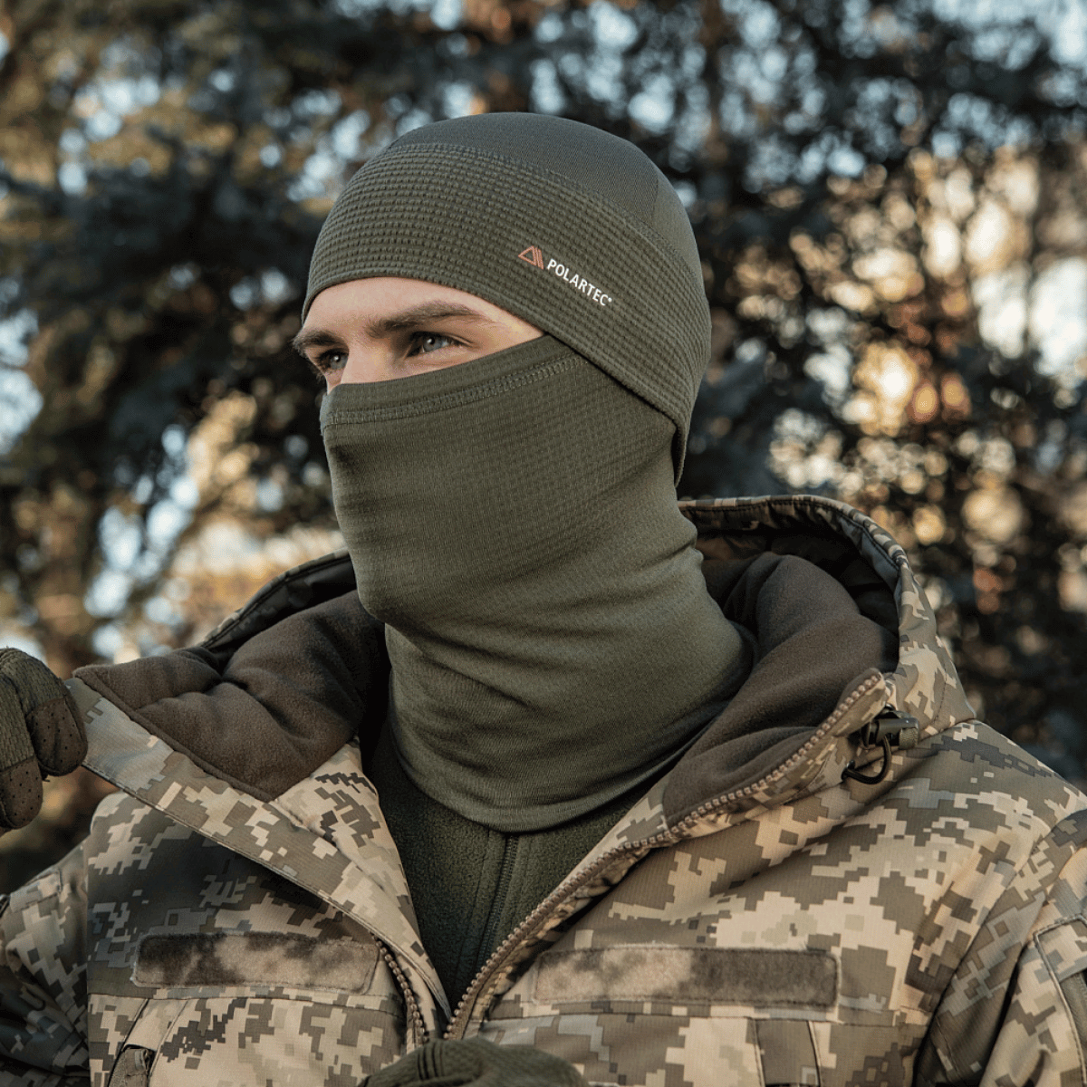 Person iført M-Tac Tube Scarf Polartec Power Grid i vinterlandskab for at beskytte mod kulde og vind