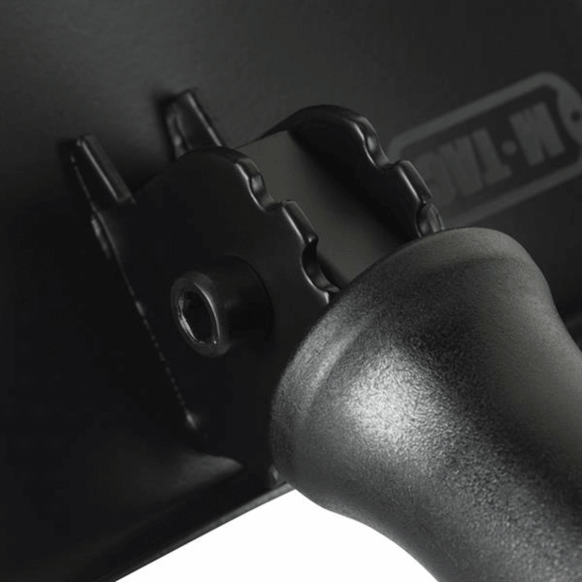 M-Tac Sammenklappelig Skovl med Etui, detalje af foldbar mekanisme, perfekt til camping og militær brug. Praktisk og alsidigt værktøj.