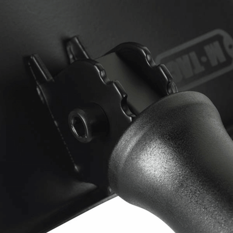 M-Tac Sammenklappelig Skovl med Etui, robust design, justerbar position, foldbar til camping og militær brug, nærbillede af håndtag og samling.