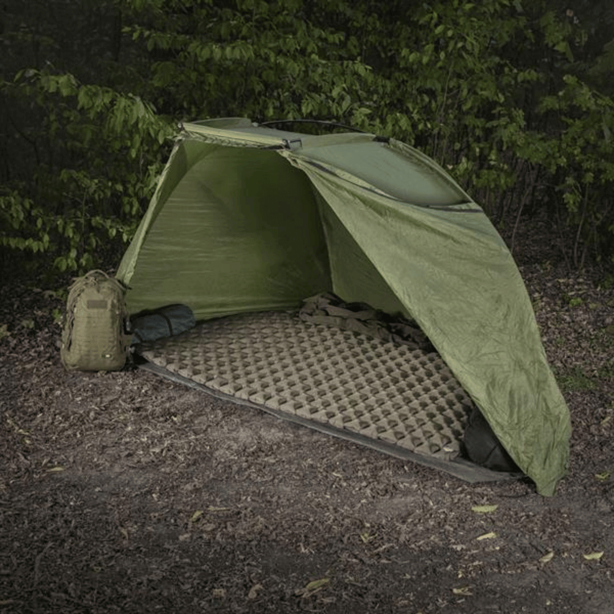 M-Tac Oppusteligt Liggeunderlag 195x120 i shelter, let og kompakt til camping og beskyttelse mod ujævnt terræn og kulde