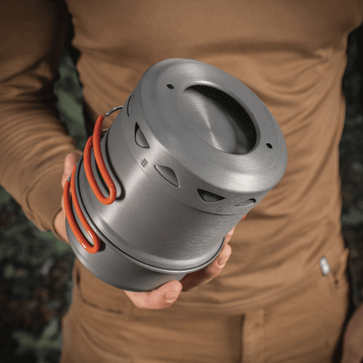 Person holder M-Tac Individuelt Kogesæt til Brænder i anodiseret aluminium, ideelt til friluftsliv og camping.