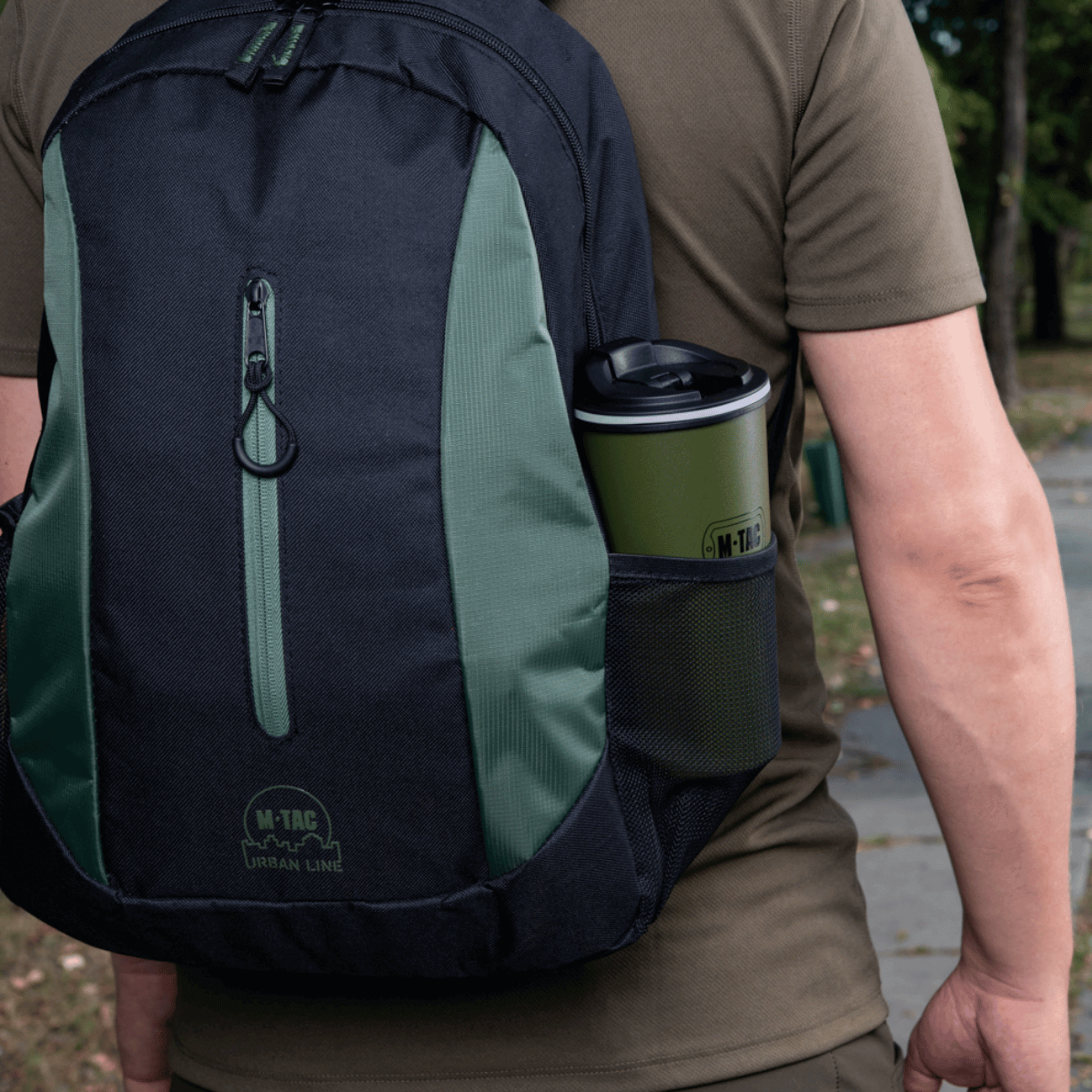 Mand med rygsæk med M-Tac Termokop 450 ml med Ventil i sidelomme i naturlig omgivelser