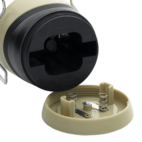 Batterirum i M-Tac Outdoorlampe Mat - Klassisk LED Belysning, der viser plads til 4 batterier til effektiv og behagelig lysdiffusion.