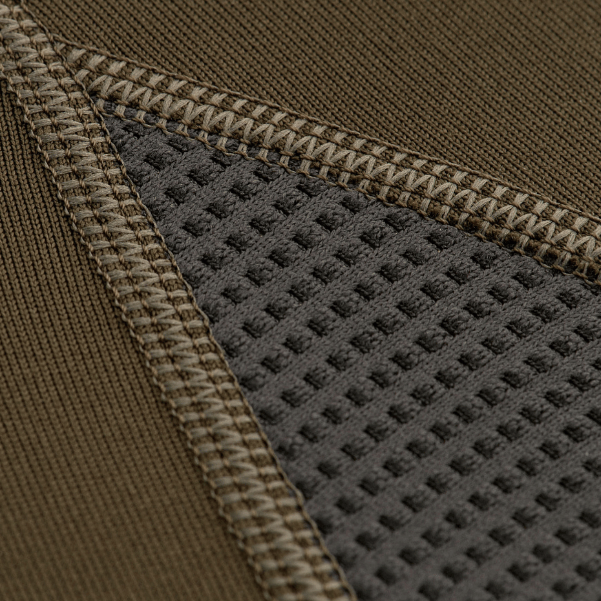 Detaljer af M-Tac ThermoLine Termoundertøj stof med åndbar mesh og slidstærke sømme til maksimal komfort og varmeisolering.