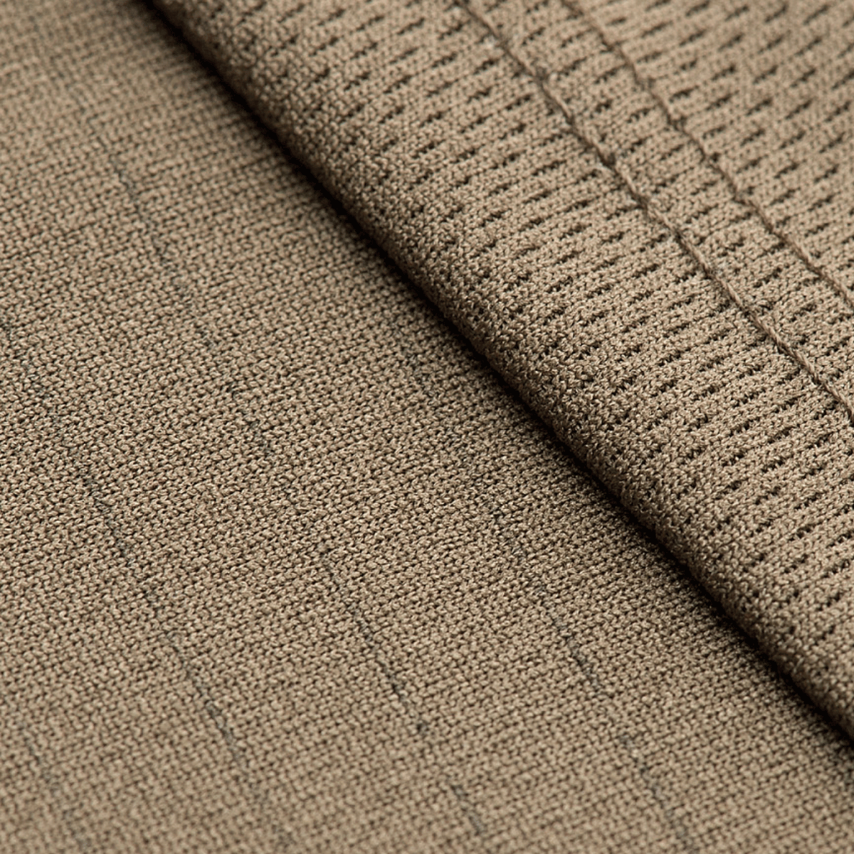 Tekstur af M-Tac Sweat-Wicking T-Shirt Gen.II i beige polyester materiale med tæt vævning for åndbarhed og komfort.