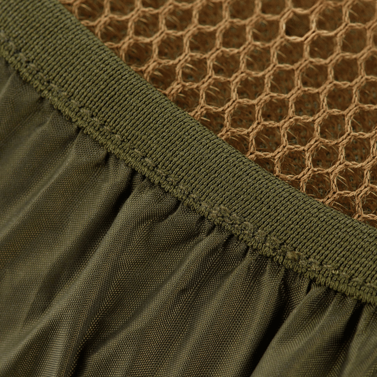 Nærbillede af M-Tac Rygsækcover Large med elastisk kant og holdbart nylonmateriale i oliven farve