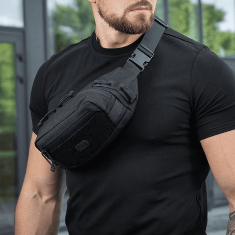 M-Tac Bæltetaske Gen.II båret af en mand iført sort t-shirt, viser justerbar rem og praktisk design.