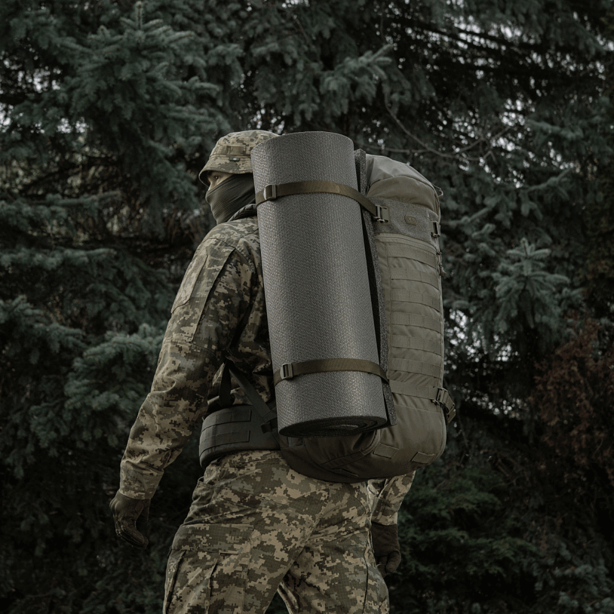 Person med M-Tac Liggeunderlag 20 mm (60x180 cm) i naturen, designet til friluftsliv og giver fremragende isolering.