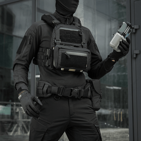 M-Tac Admin Pouch Large Elite Gen.II monteret på taktisk vest i bymiljø