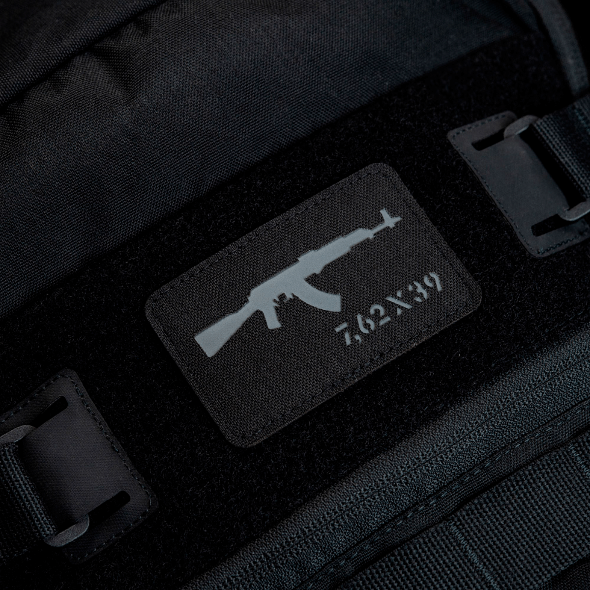 M-Tac AKM 7,62x39 Laser Cut Patch fastgjort på sort rygsæk med Velcro.