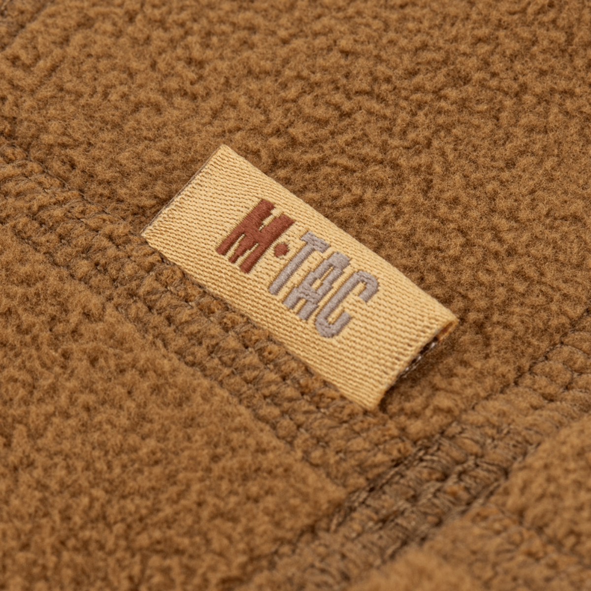 Nærbillede af M-Tac Anatomisk Snood Justerbar Elite Fleece (320 g/m²) med mærke. Blød, holdbar fleece til koldt vejr.