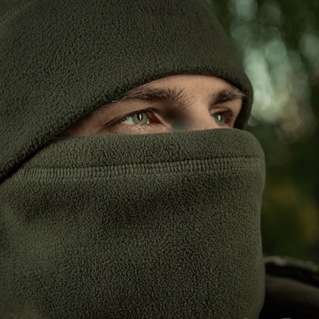 Mand iført M-Tac Anatomisk Snood Justerbar Elite Fleece (320 g/m²) i skovmiljø.