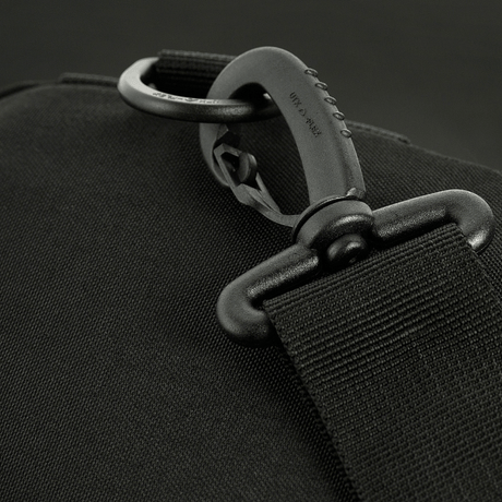 Nærbillede af justerbar strop på M-Tac Assistant Taske med robust spænde og MOLLE-paneler, designet til fleksibel skulderbrug.