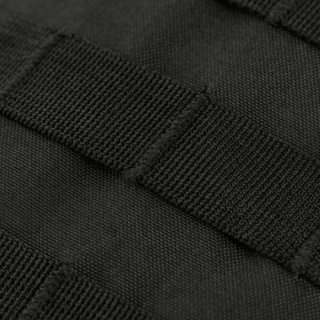 Detaljeret billede af M-Tac Assistant Taske med MOLLE-paneler til ekstra udstyr. Kompakt enkeltsele-rygsæk i robust 600D materiale.