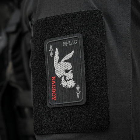 M-Tac Patch Bad Boy (Broderi) på tøj med broderet kaninske kranium og ace of spades motiv, monteret med Velcro, symboliserer frihed og mod.