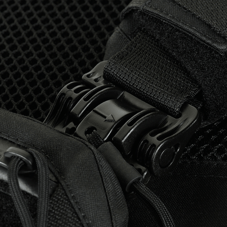 Nærbillede af M-Tac Plate Carrier Cuirass FAST QRS Gen.II med hurtig-lås ROC på skulderstrop. Slidstærk Cordura 500D.