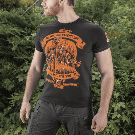 M-Tac T-shirt Black Sea Expedition til udendørs og aktive livsstile, lavet af holdbar bomuld og elastan, fremhævende muskelkonturer.