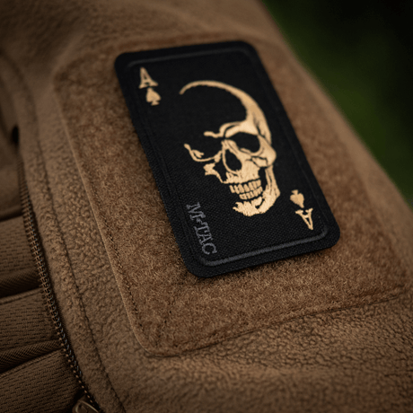 M-Tac Patch Face of War (Broderi) med kranie på ace of spades, broderet på Cordura 500D, fastgøres med Velcro, 8.5 x 5.2 cm.