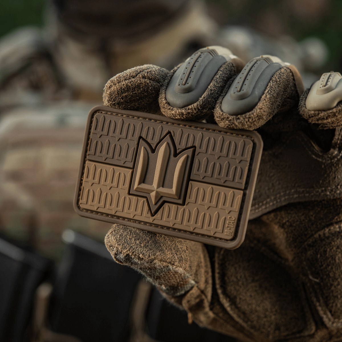 M-Tac patch Ukraine Flag med ZSU Trident PVC, holdt af en person, viser den ukrainske hær stolthed og national arv i 3D-design.