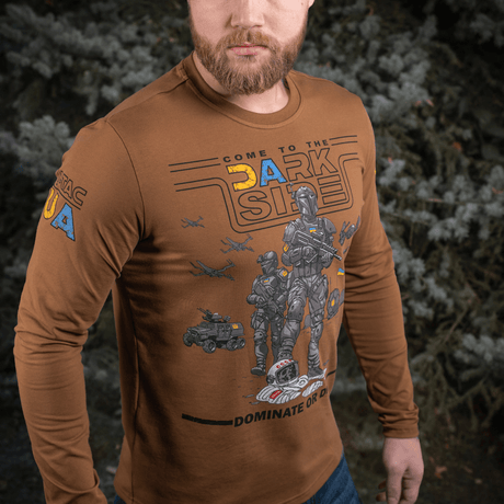 M-Tac T-Shirt UA Side Langærmet i brun med unik grafisk print, perfekt pasform og komfort, lavet af bomuld og elastan.