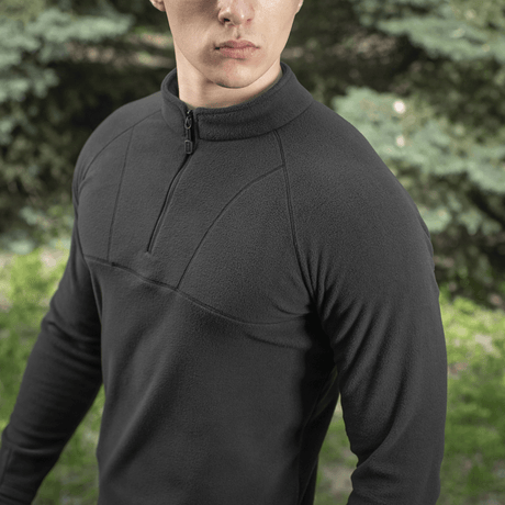 M-Tac Delta Polartec Raglan Jakke til hverdag og udendørs brug, lavet af Micro Series fleece for komfort og varme. Foto af jakken i brug.