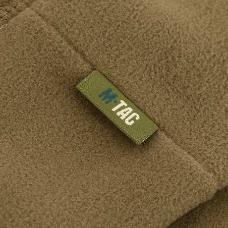 Nærbillede af M-Tac Fleece Polartec Watch Cap i holdbar Polartec 200 Series fleece til udendørs brug i koldt vejr. Mærket synligt.