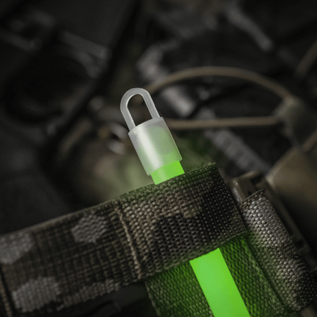 M-Tac Glow Stick 15 cm i brug til markering, perfekt til mørke omgivelser og signalering, op til 24 timers lys.